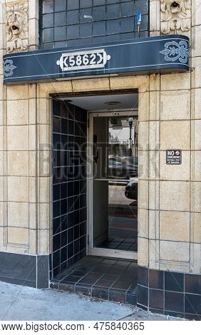 Pittsburgh, Pennsylvania, Usa April 27, 2023 The Entranceway And Door To 5862 Forbes Avenue, An Apar