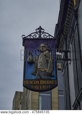 Edinbourgh, Scotland - 05 20 2018: Sign Of The Popular Deacon Brodies Tavern, Who Was A Carpenter Du