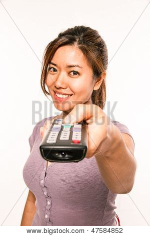 Junge asiatische Frau mit remote Steuerung
