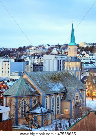 Letecký pohled na Děkanský kostel Tromso v Norsku Troms za soumraku soumraku