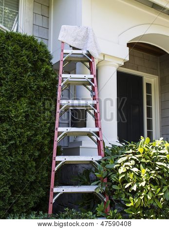 Preparando-se para retocar a guarnição branca em casa