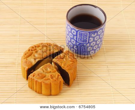 Čínská Mooncake a šálek čaje