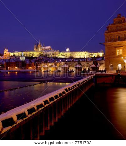 Castello di Praga con ponte Carlo in Repubblica Ceca Praga d'inverno