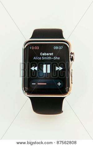 Apple Watch Starts Selling Worldwide - First Smartwatch From Apple Computers