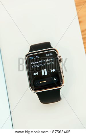 Apple Watch Starts Selling Worldwide - First Smartwatch From Apple Computers