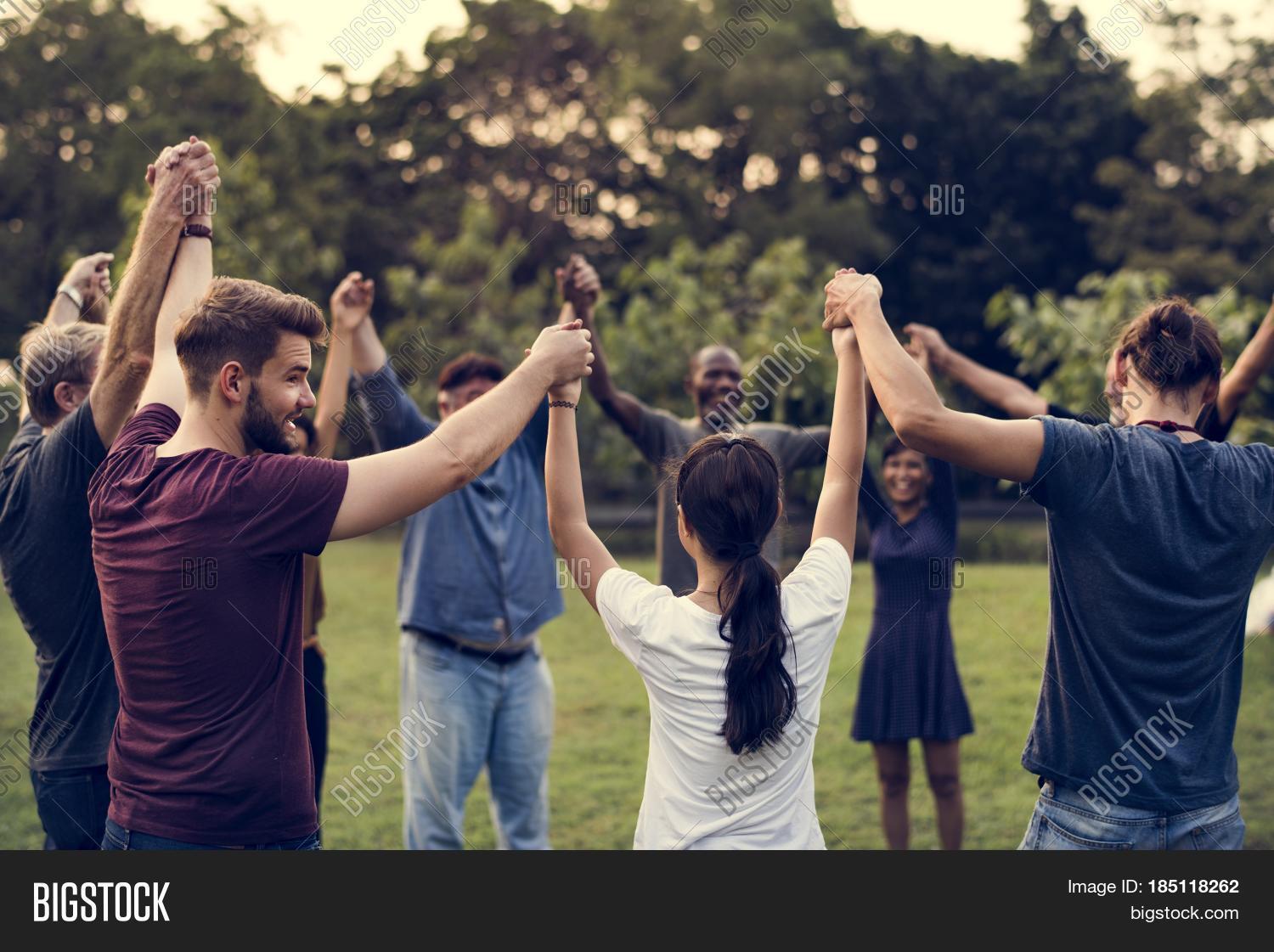 друзья держат друг друга за плечи. мужчина держит фотографию. человек держится за плечо. человек в рамке. сергей коломольский.