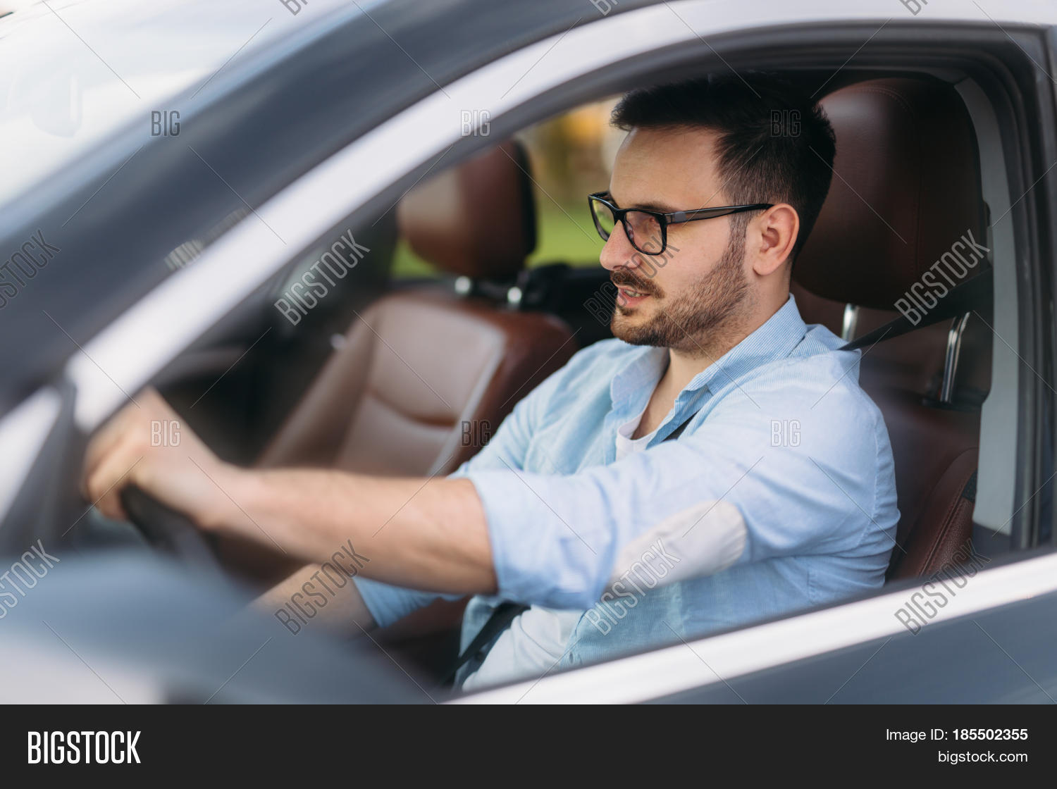 человек ведущий машину. русвольво. ведет вправо. автомобиль при торможении ведет вправо. дергает руль.
