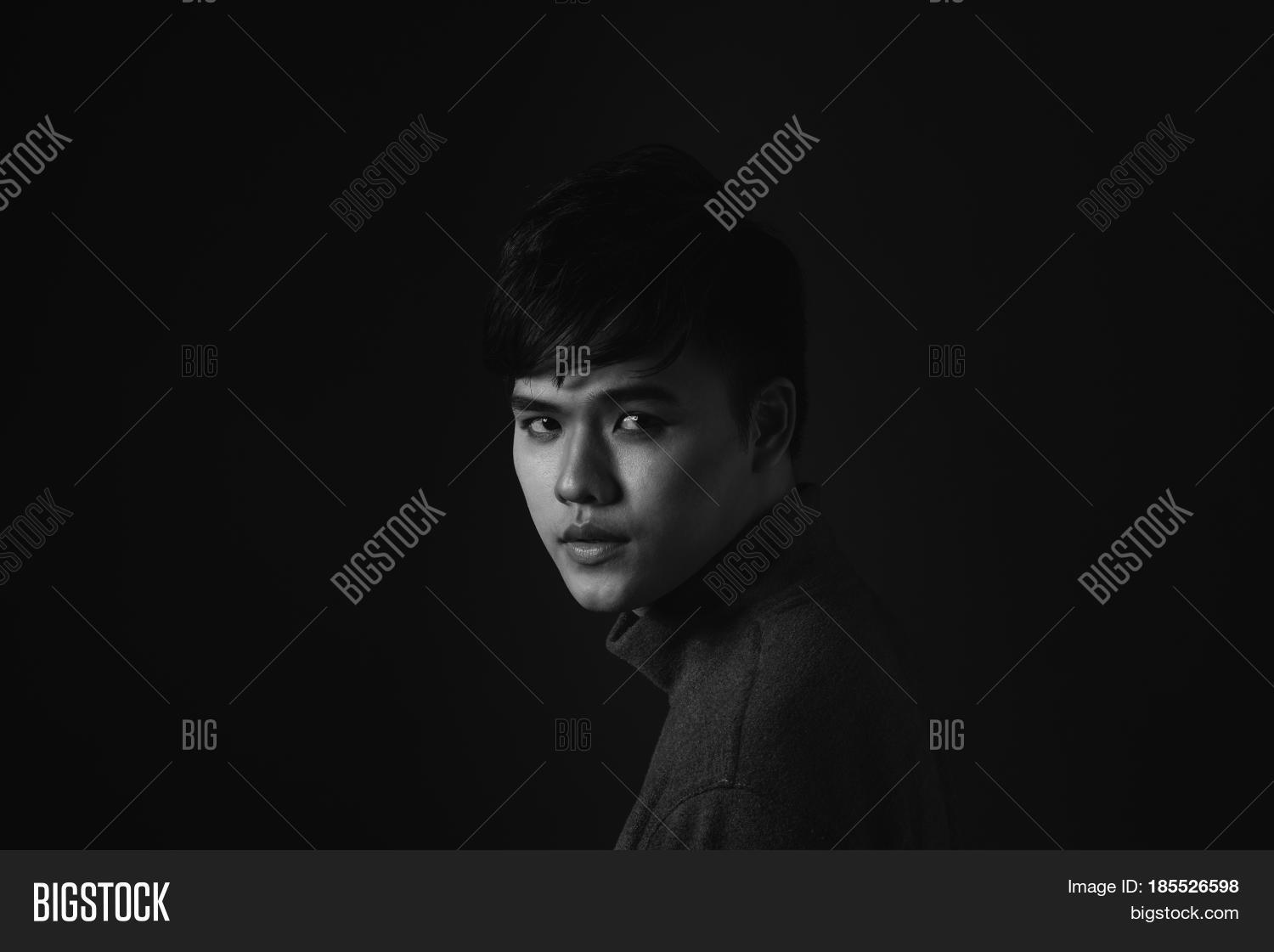 Young Asian Man 图片和照片(免费试用) | Bigstock