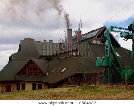 Rauch aus der Hütte Kamin