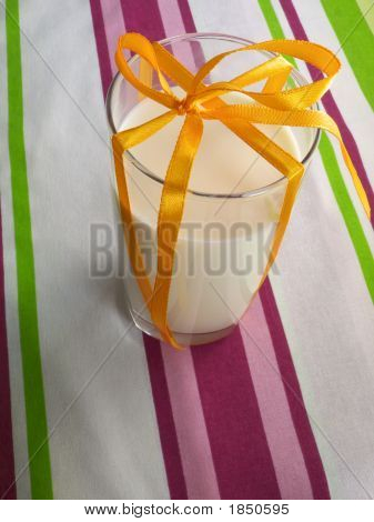 Dare un bicchiere di latte