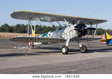 PALM COAST, FLORIDA - 27 marts: Et Bi-plan er udstillet på vingerne Over Flagler Air Show i F