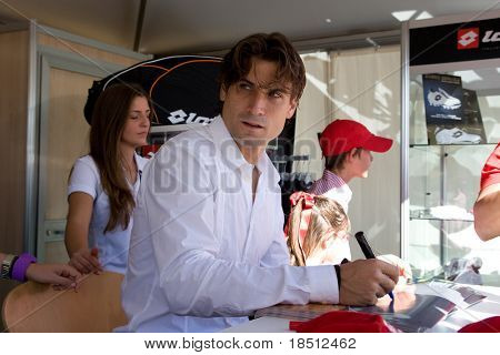 VALENCIA, Spanje - 1 NOVEMBER: Professionele tennisspeelster, David Ferrer, tekens handtekeningen op de 2010