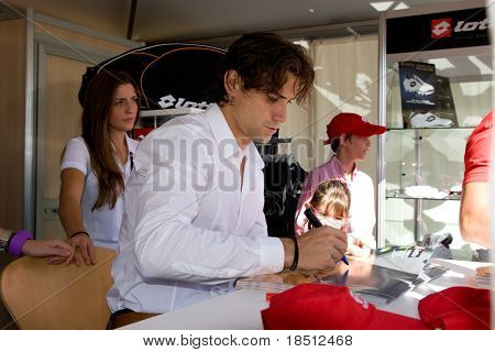 VALENCIA, Spanje - 1 NOVEMBER: Professionele tennisspeelster, David Ferrer, tekens handtekeningen op de 2010