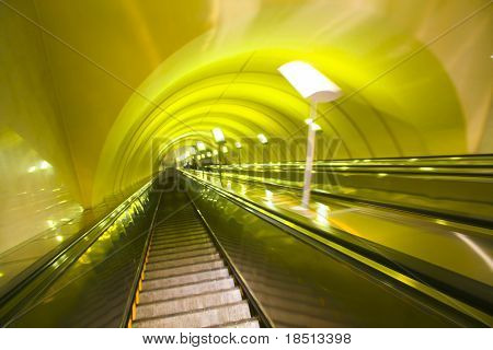 Giallo spostare la scala mobile nel centro ufficio moderno