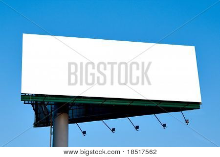 Leere Plakat über blauer Himmel