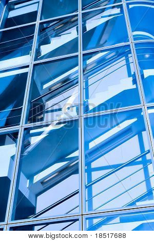 Scala blu nel centro ufficio moderno