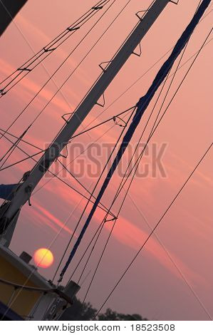 Yacht med solnedgang, vinklet