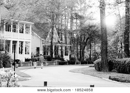 Sokakta, siyah ve beyaz yürürken Aile