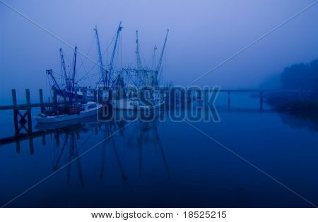 лодки креветок в ночное время