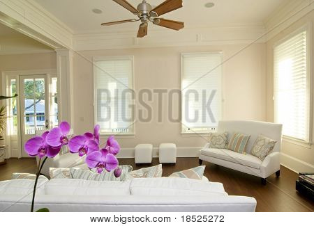 hermoso salón moderno con muebles blancos y orquídea