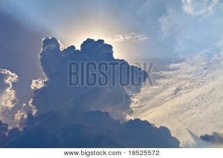 backlit stormclouds โดยการอาบแดด