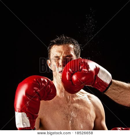 Boxer bliver ramt med sved flyver