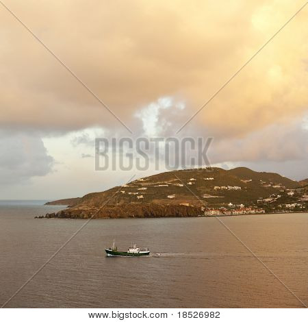 nave da carico lasciando porta al sorgere del sole, st. martin, Caraibi