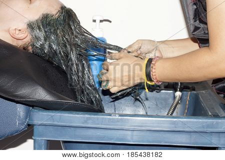 Hairdresser Marinating for women Hair styling And dye my hair.