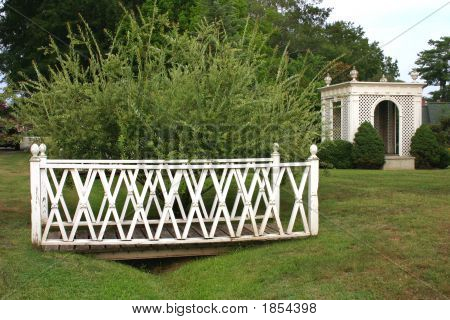 Puente peatonal en jardín