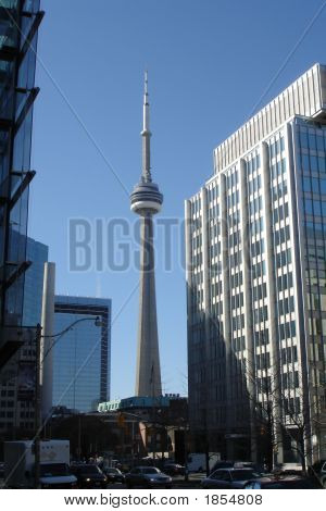 CN Tower tussen kantoorgebouwen, Toronto