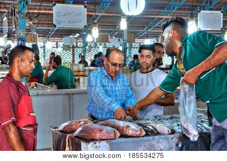Bandar Abbas Hormozgan Province Iran - 16 april 2017: The Iranian buys fish in the fish market.