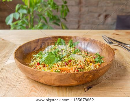 Ensalada de quinoa y verduras. Salad of quinoa and vegetables.