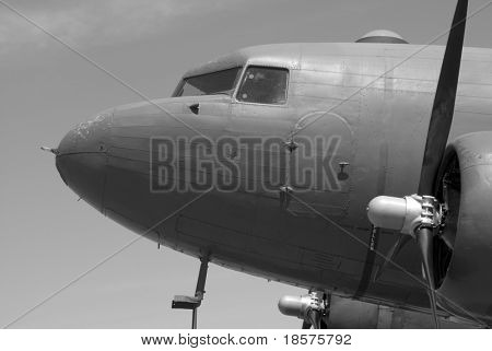 Samolot transportowy Dakota (Douglas C-47) stoi bezczynnie w promieniach słońca.