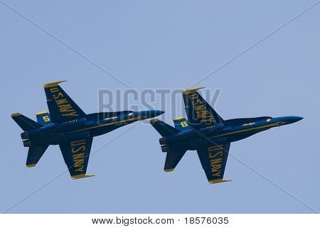 TORONTO, ON - 7. září: Dva F/A18 Hornets z US Navy Blue Angels letu demonstrace komando