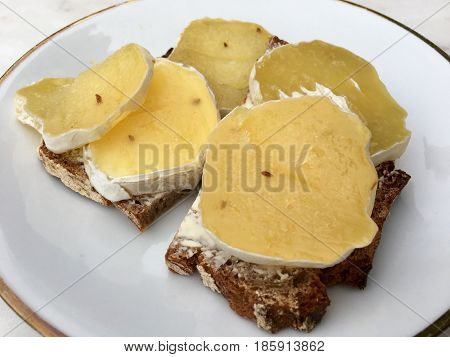 Harz cheese on fresh bread served on white plate