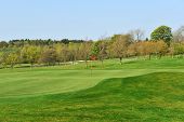 Golfplatz In einer Frühlingszeit