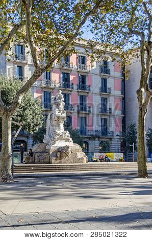 Barcelona, Spain - November 10, 2018:  Theater Square On The Rambla And The Monument To The Founder 