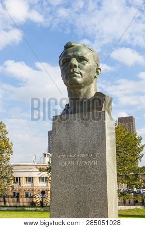 Moscow, Russia: 23 September 2014: Monument Of Yuri Alekseyevich Gagarin , Soviet Pilot And Cosmonau