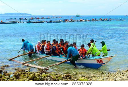 Oslob, Cebu, Philippines - October 2, 2018: A Group Chinese Tourists Near The Shore Is Going To Swim