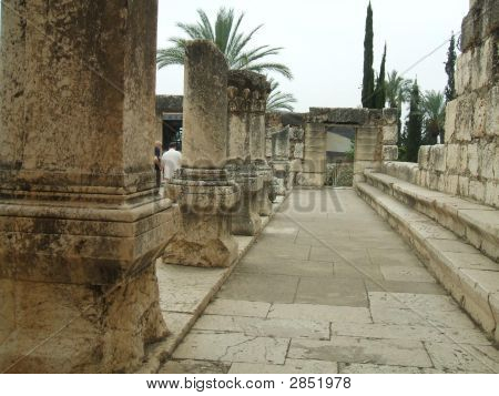 Vstup velké synagogy v Kafarnaum v Izraeli.