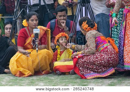 Kolkata , India - March 1, 2018: Young Girl Dancer Loving Another Girl Dancers, Dressed In Sari - Tr