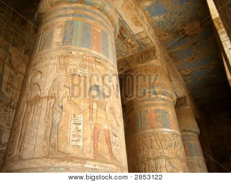 Kolommen met hiërogliefen op Edfu, Egypte