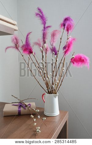 Fastelavnsris decorated with feathres and Fastelavn gifts on a table