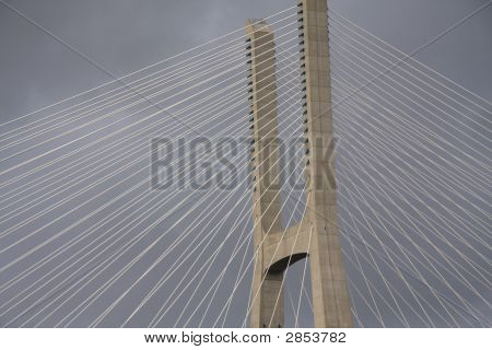 Tower med kabler på Vasco Da Gama-broen