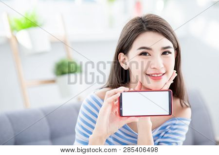 Pretty Woman Show Her Brandnew Smart Phone With Empty Screen