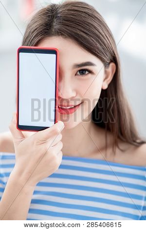 Pretty Woman Show Her Brandnew Smart Phone With Empty Screen