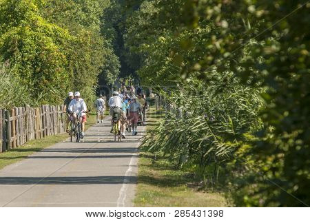 Warren, Rhode Island, Usa - August 4, 2007: Cluster Of Cyclists And Walkers Enjoying The Shimmering 