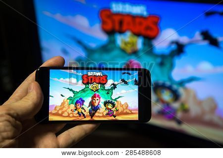 Los Angeles, California, Usa - 19 February 2019: Hands Holding A Smartphone With Brawl Stars Game On