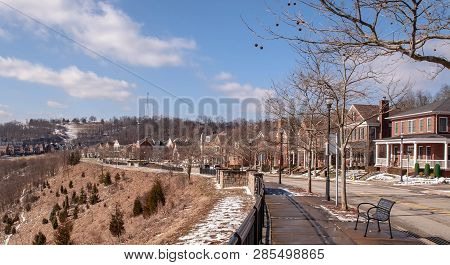 Pittsburgh, Pennsylvania, Usa 02/21/2019 The Summerset Neighborhood With A Hillside Sloping Down To 