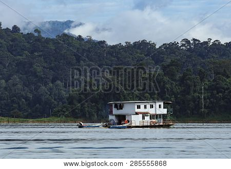 House Boat Temenggor Lake